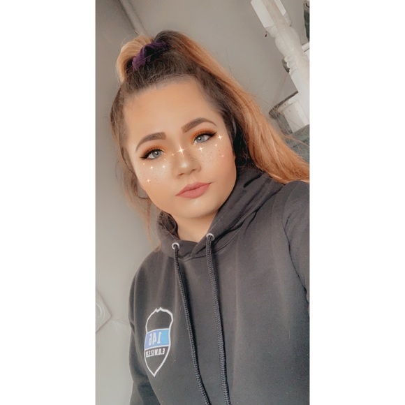 Meet your Posher, Fallyn - Picture 1 of 5